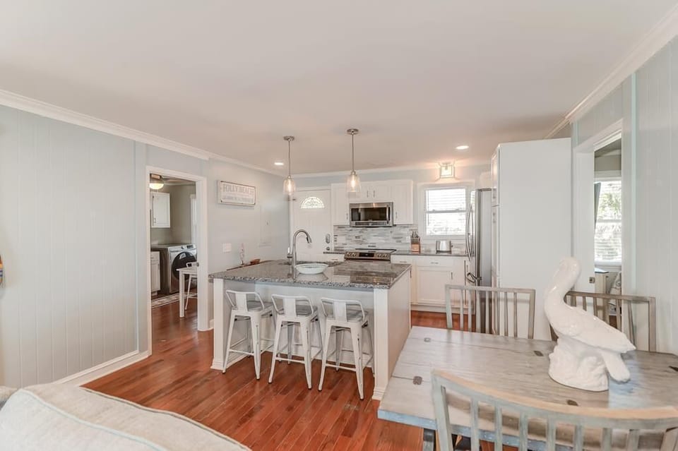 Bar Seating, Dining Table & Kitchen