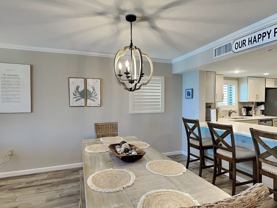 Dining Area - Table and Breakfast Bar