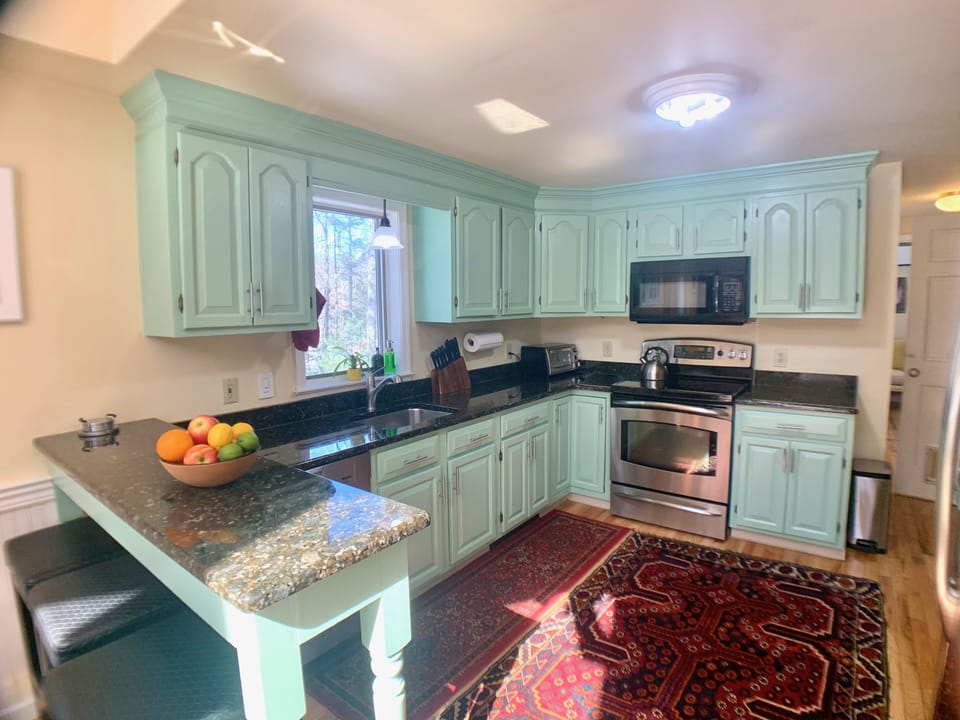 Fully equipped kitchen,granite countertops, bar and stools.