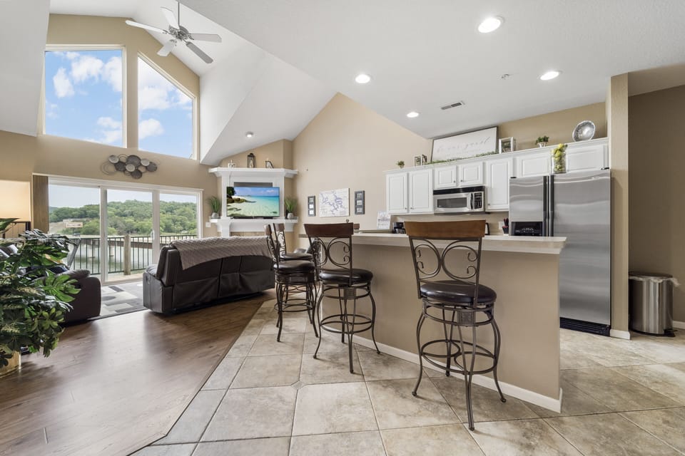 Kitchen with breakfast bar