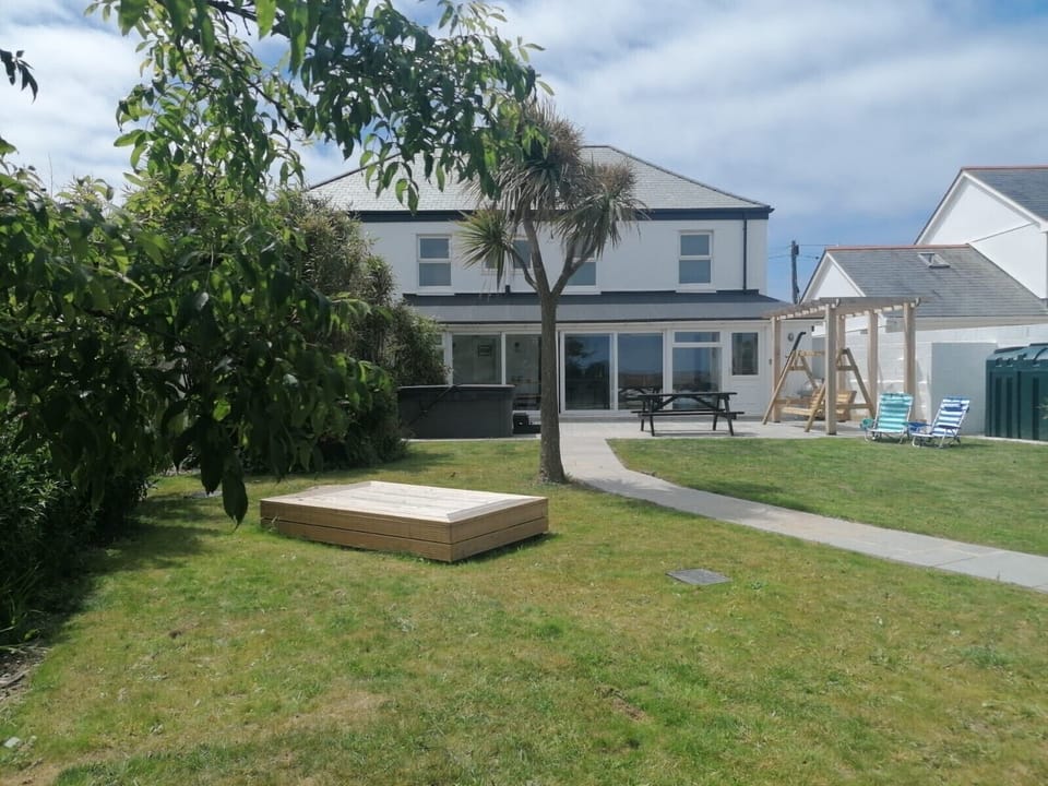 Large back garden with hot tub