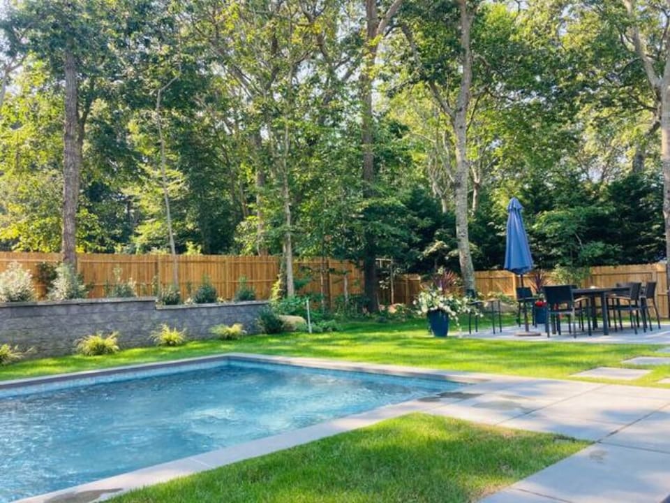 Pool & Outdoor Dining Area