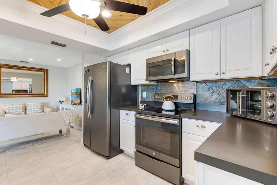 updated kitchen vacation rental, Cape Coral