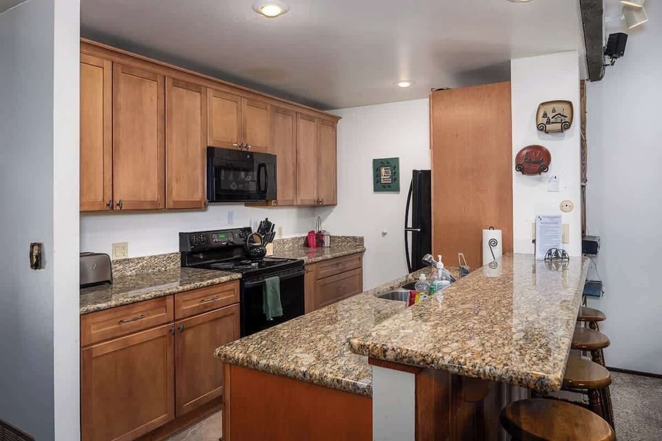 Kitchen and Breakfast Bar