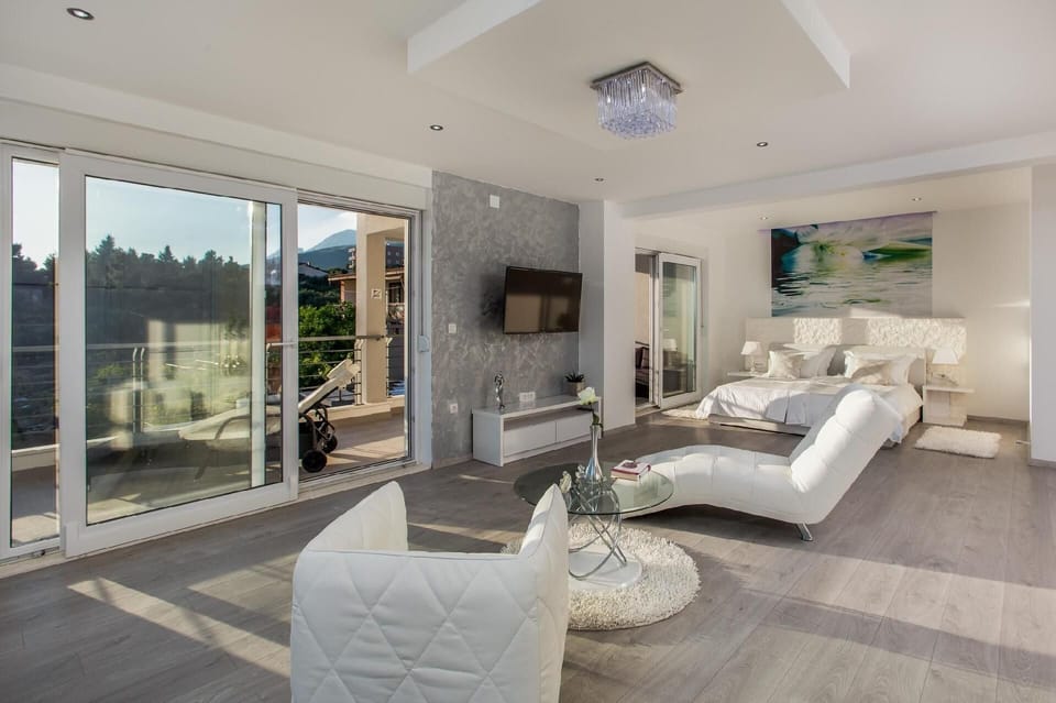 master bedroom (first floor)