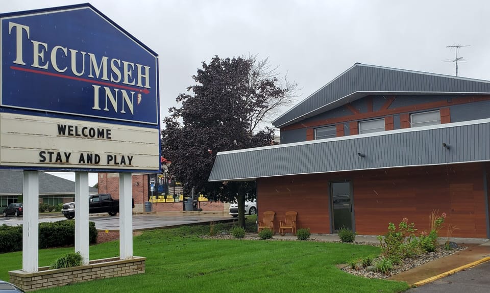 Tecumseh Inn & Suites