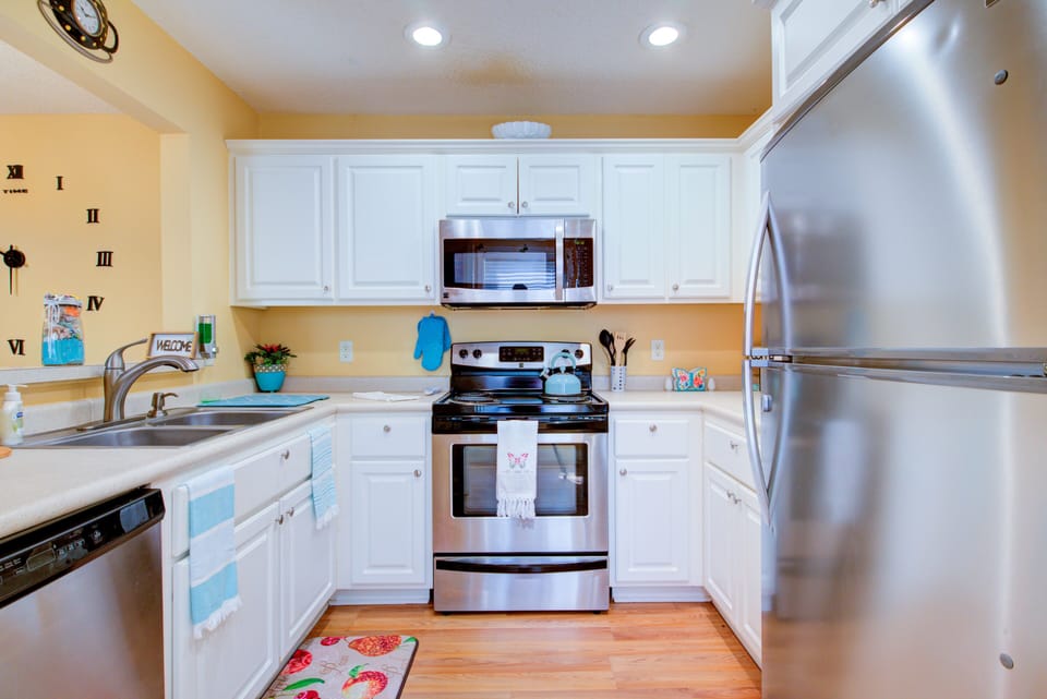 Cute fully stocked & equipped kitchen!:)