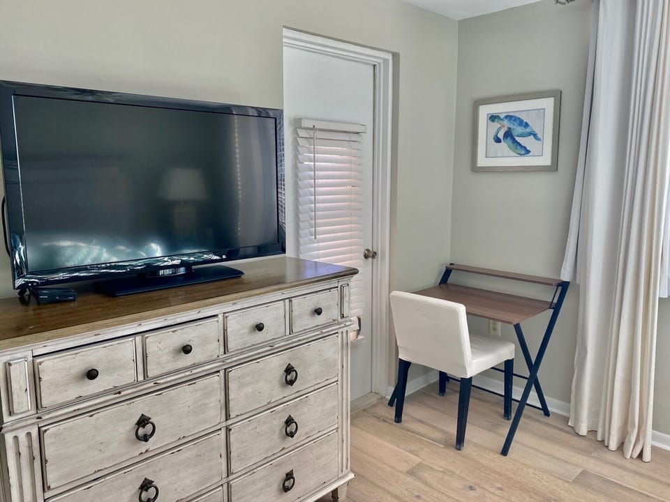 Master Bedroom TV, nook & door to beachfront patio 