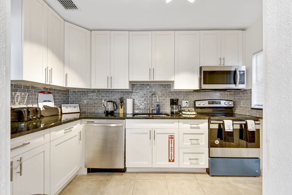 Renovated and fully equipped kitchen.