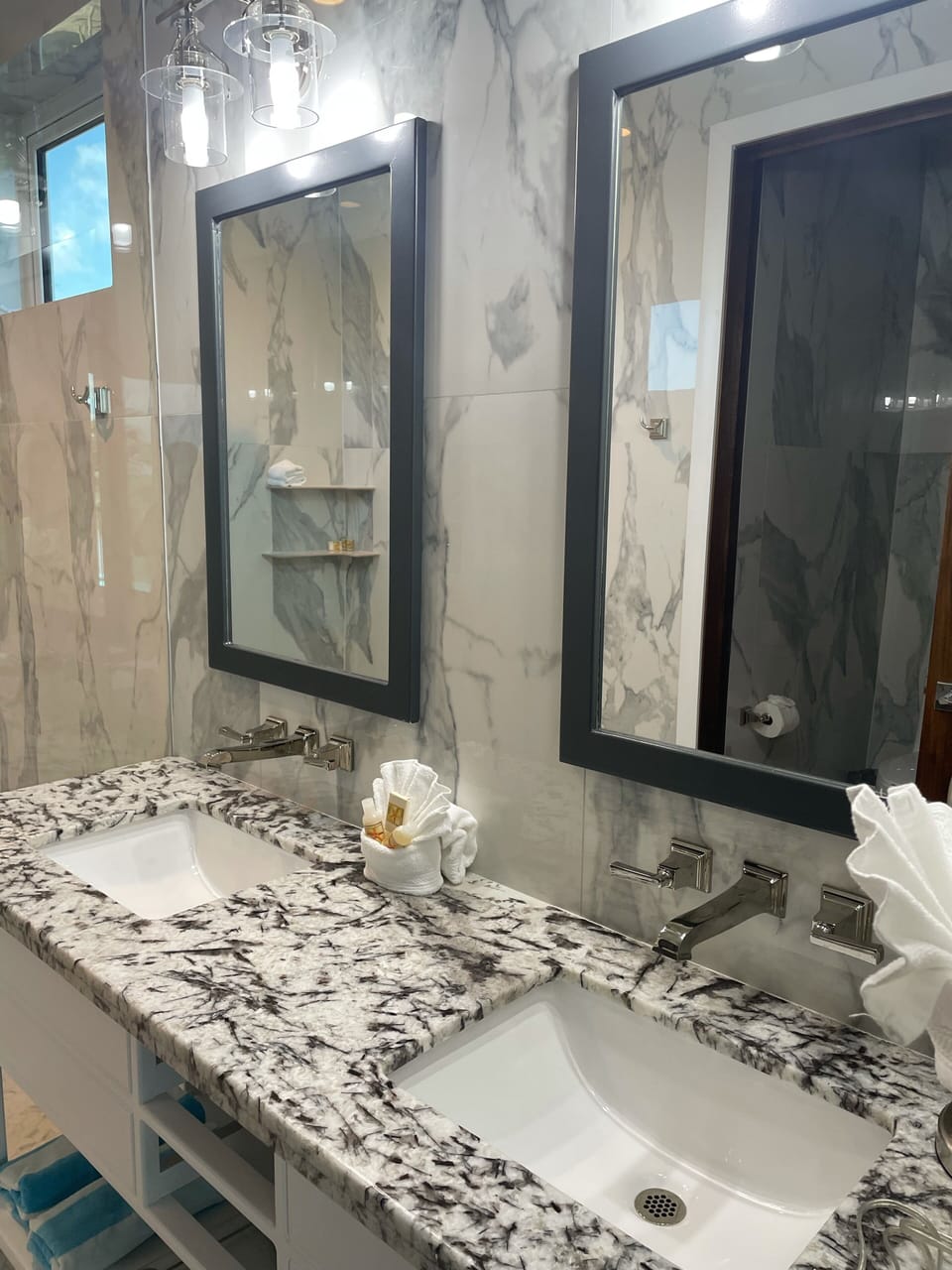 Each of the 8 king bedrooms feature a private ensuite with shower & toilet.