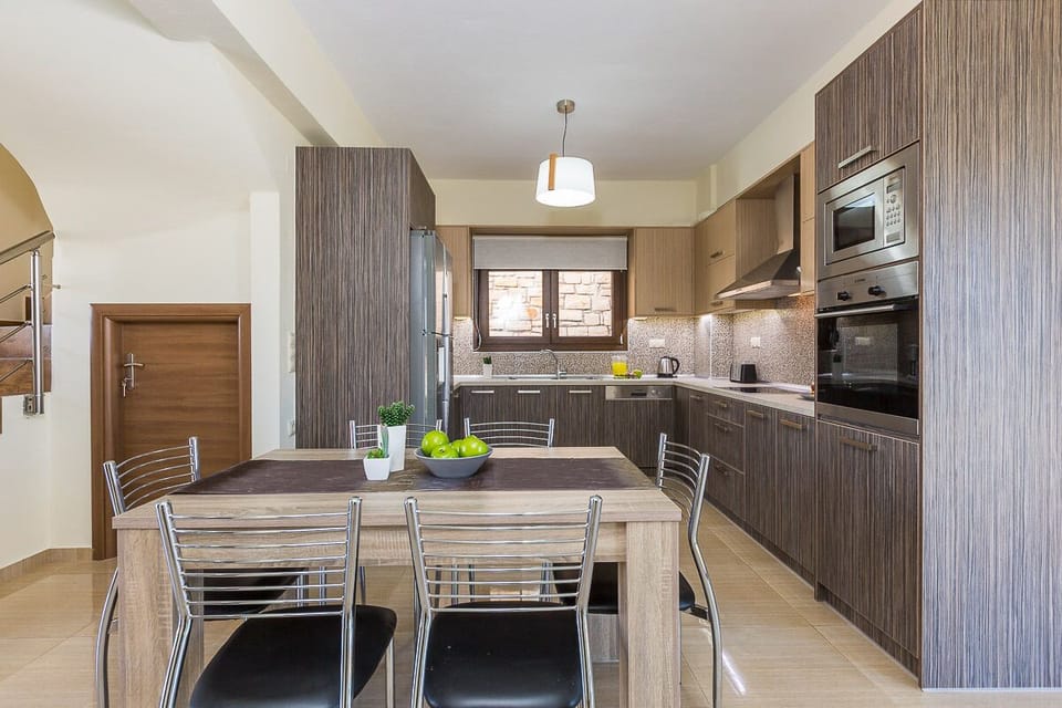 The kitchen is totally functional and fully equipped!