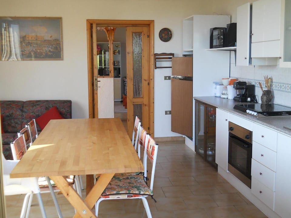 spacious kittchen with coffee machine,toast ,espresso machine ,oven,freeze and all you need