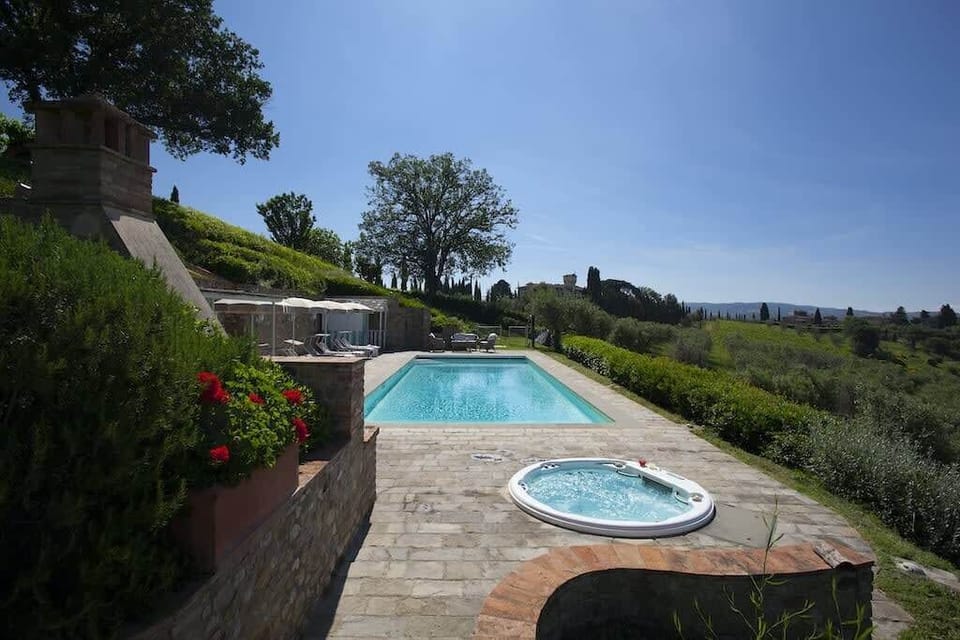 Private swimming pool and jacuzzi