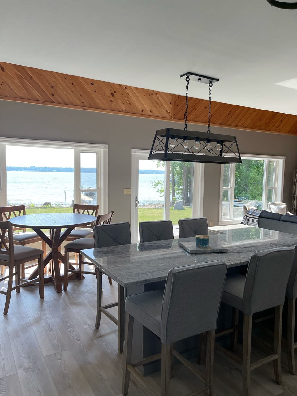 Massive Island Seats 7 faces Lake