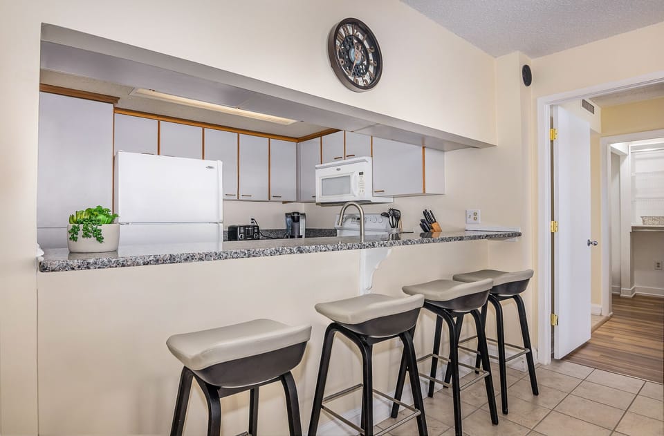 Bar - Eat at bar, with seating for an additional 4.