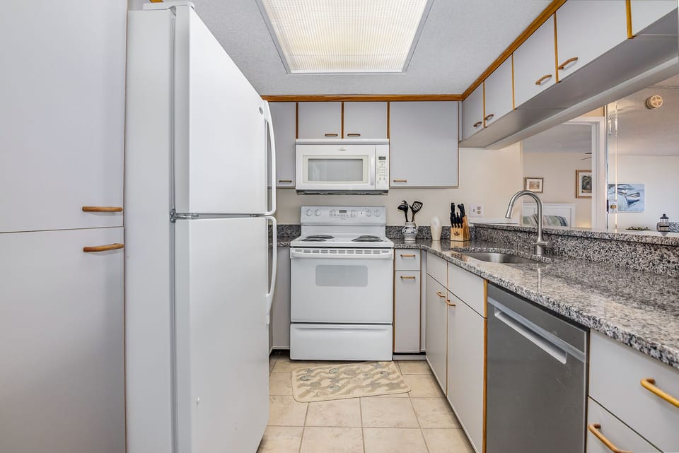 Kitchen - Kitchen with brand new granite.