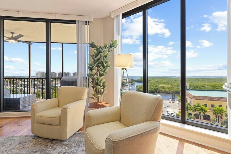 Brand newly restyled condo in a great location for boating, nature activities, fresh seafood and fun nightlife! King suite, 2 Queen bedrooms, bunk room, 2 baths. Beautifully furnished and thoughtfully equipped so you have a great stay!