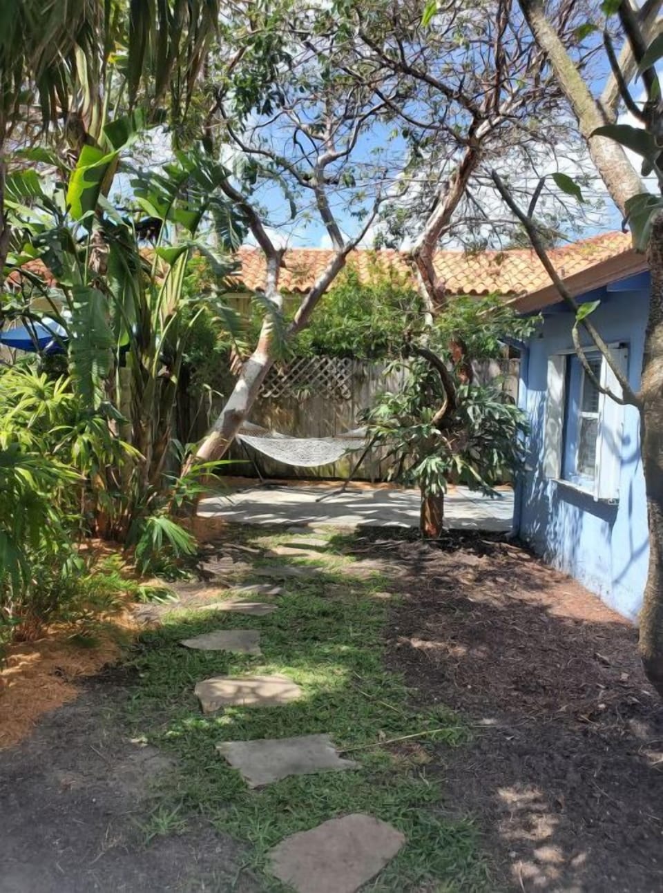 Side yard - provides plenty of privacy for hammock lounging!
