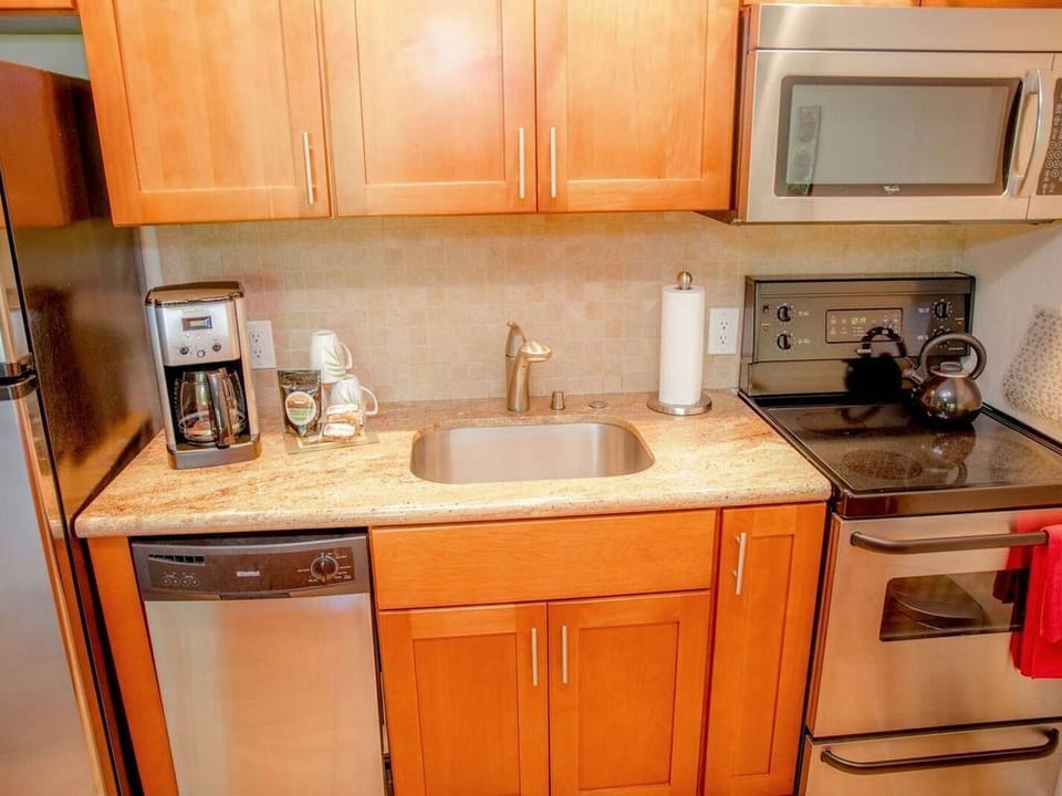 Stainless steel appliances and smooth cooktop.