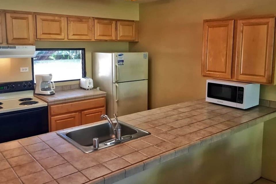 The kitchen is clean and well equipped!
