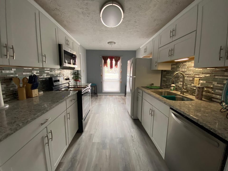 Full kitchen with all the basic essentials.