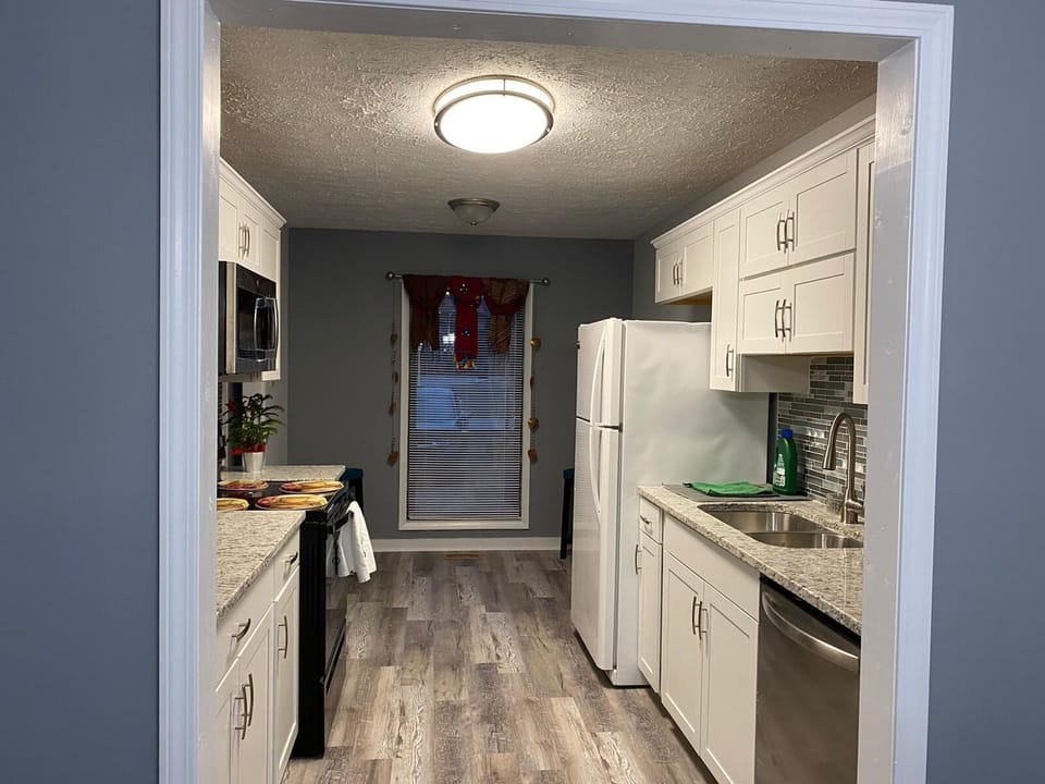 Full kitchen with all the basic essentials.
