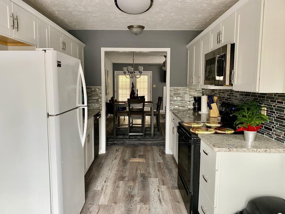 Full kitchen with all the basic essentials.