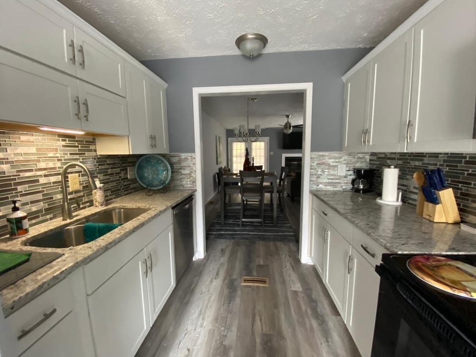 Full kitchen with all the basic essentials.