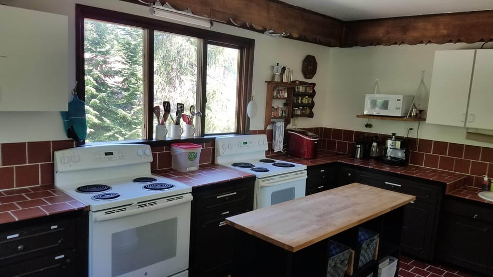 Fully equipped kitchen, espresso maker, table top icemaker, microwave,  