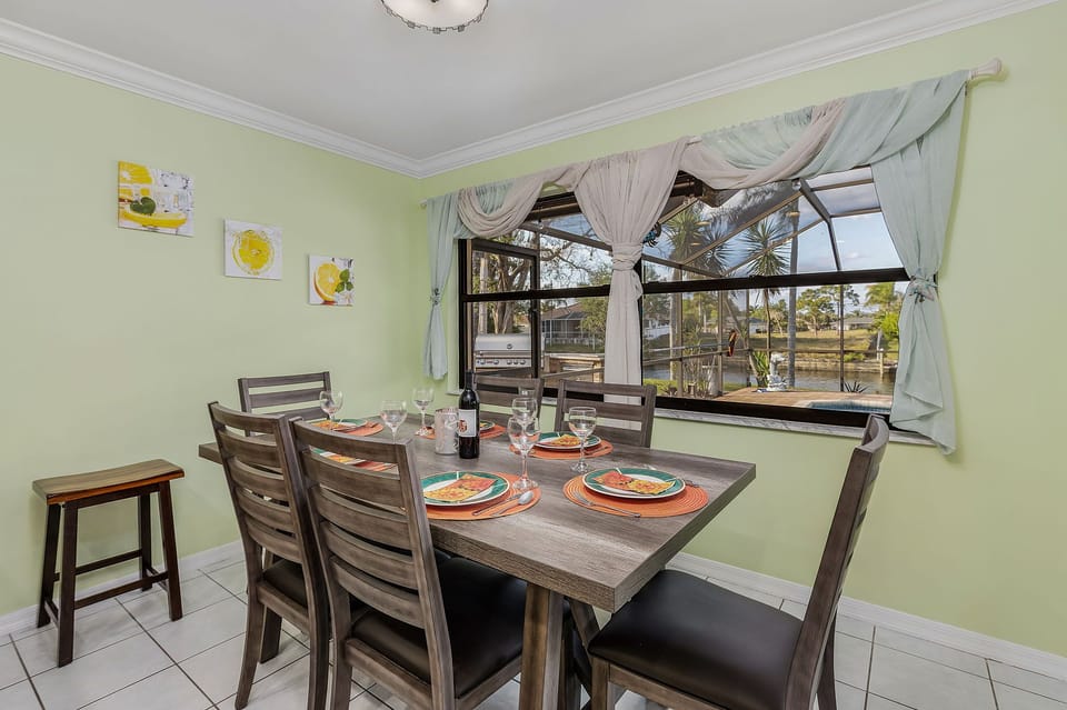 The formal dining area has room for 6