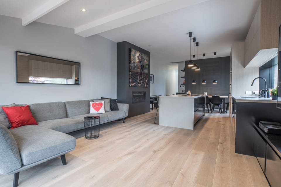 Large 4 seater lounge with huge smart TV (Netflix, Google Play & Spotify)