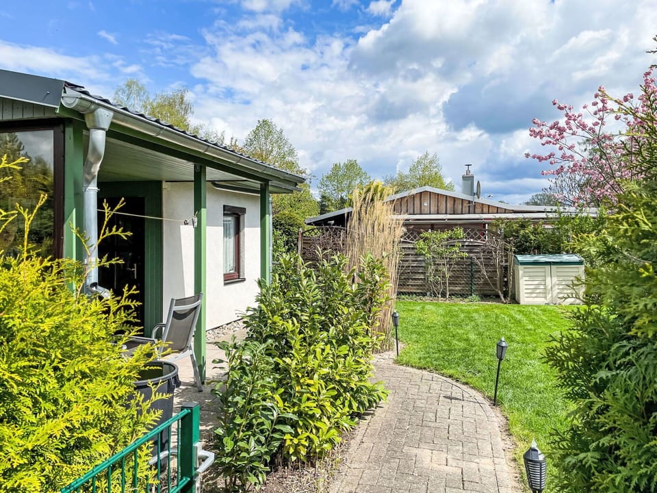 Shrub, Garden, Cottage, Groundcover, Shade, Lawn, Yard, Garden Buildings, Landscaping, Backyard