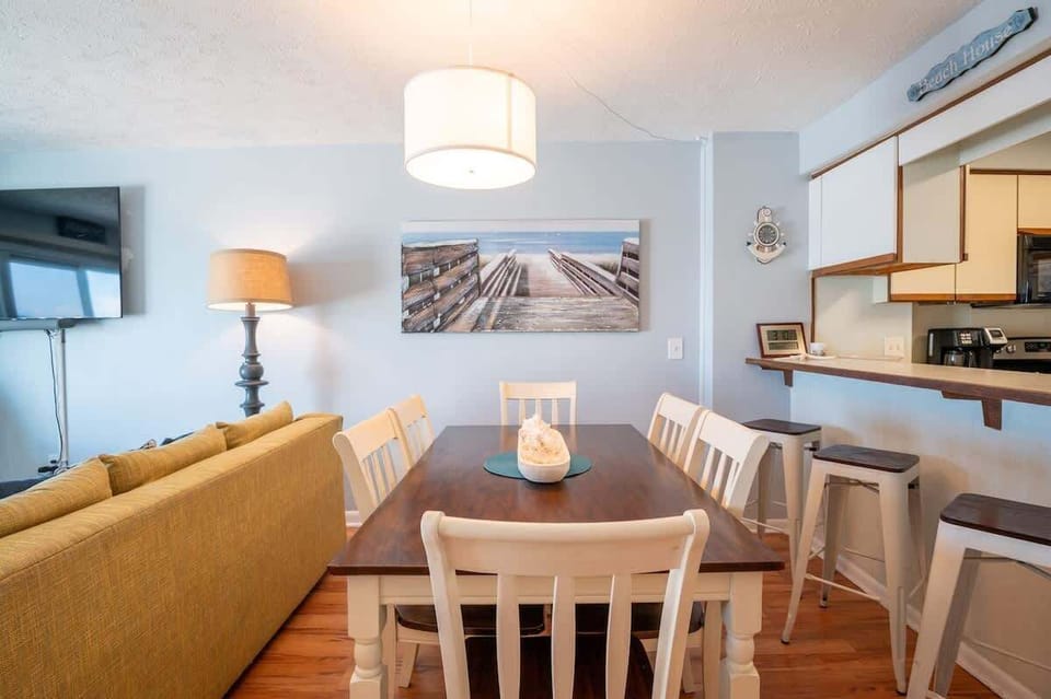 Traditional Dining Table Seats 6