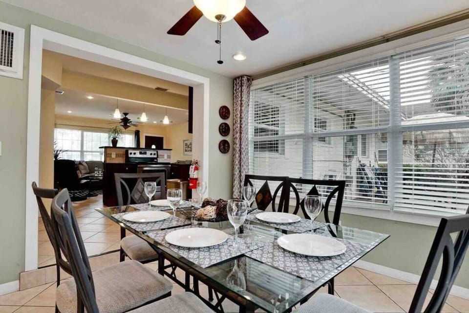 Enjoy your mimosas and pancakes in Villa Sorrento’s light-filled breakfast room 