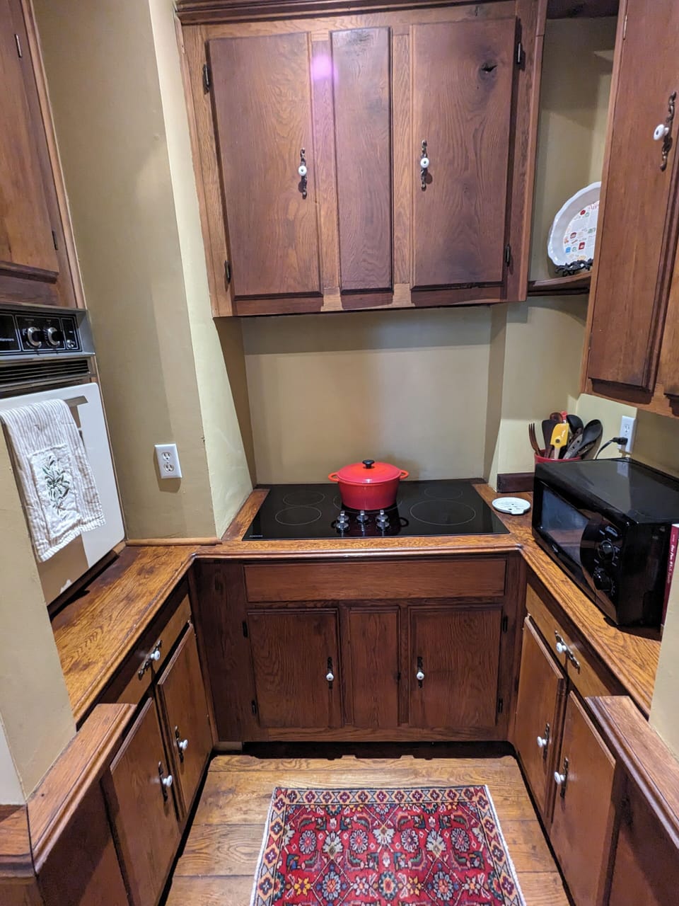 Kitchen has new Samsung cooktop, oven, fridge and microwave 