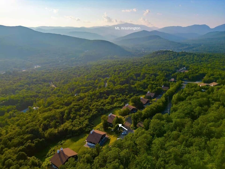 A View Like No Other! Experience the beauty of Chalet in the Sky, surrounded by majestic peaks and vibrant colors—a true nature-lover’s paradise. 🍁🏔️ #NatureEscape