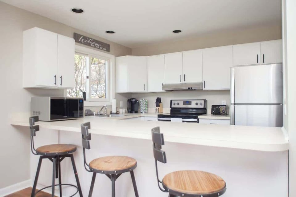 Whip up fresh spring favorites in our fully stocked, renovated kitchen! 🌸 Whether you're preparing light seasonal meals or baking sweet treats after a day of adventure, this space has everything you need for delicious memories with a view.