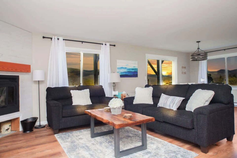 Kick back in your cozy spring hideaway nestled in the hills! 🌸 Unwind with fresh mountain air and sweeping mountain views from the comfort of your inviting living room. Relax, recharge, and enjoy peaceful moments surrounded by nature in full bloom.