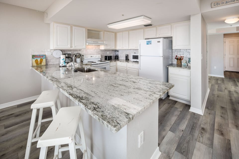 Kitchen - Breakfast bar seating and beautiful counter tops