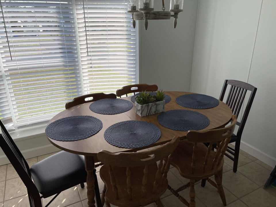 Kitchen Eating Area