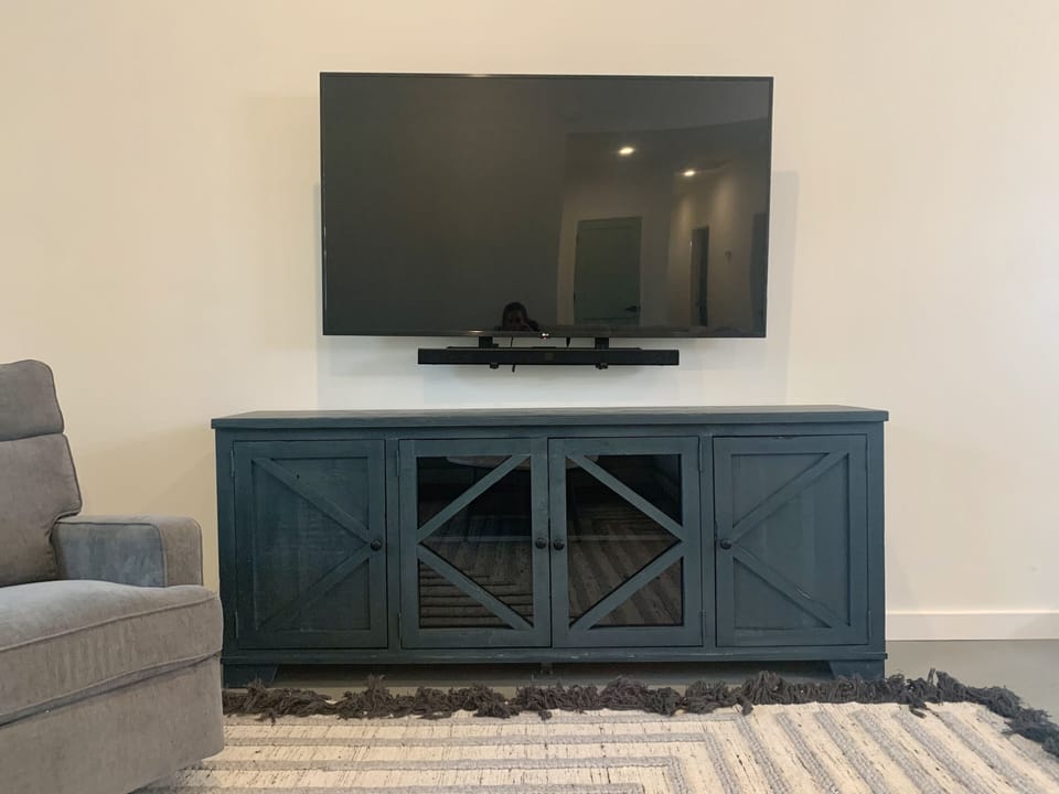 Netflix, HBO, Disney and Amazon Prime.  Apple TV ready.
