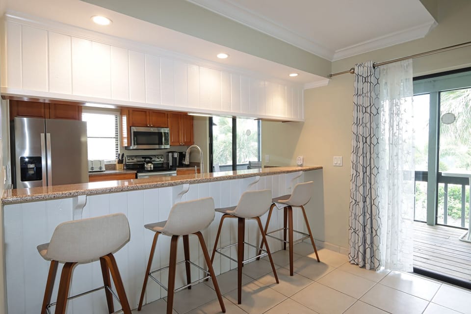Kitchen with breakfast bar