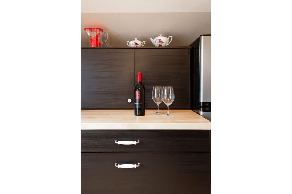 plenty of counter space in the kitchen. 