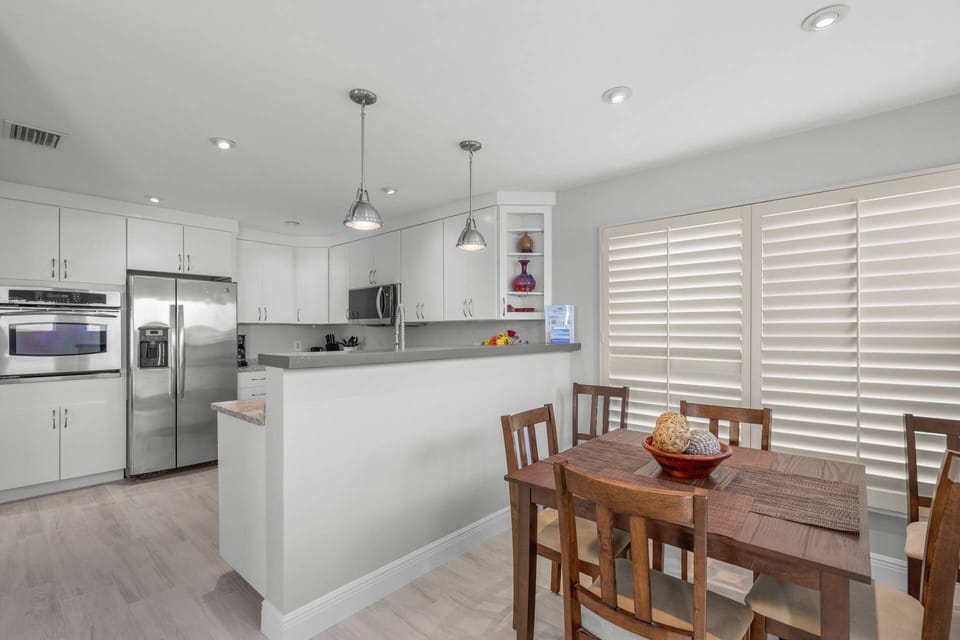 Indoor dining right off the kitchen. Stocked with basic kitchen needs for a homecooked meal