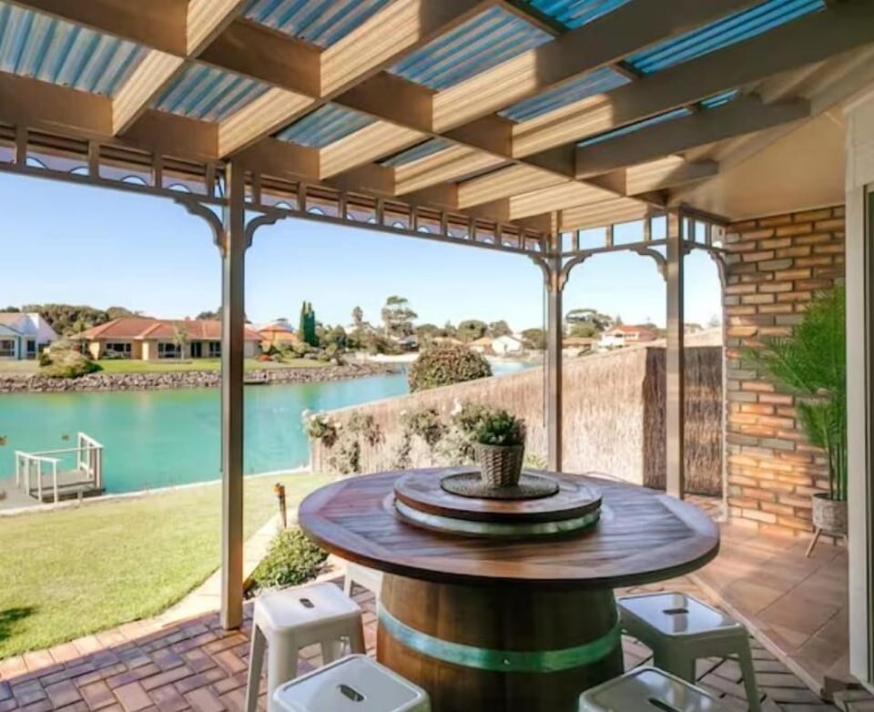 Additional seating & dining in the alfresco with BBQ facility