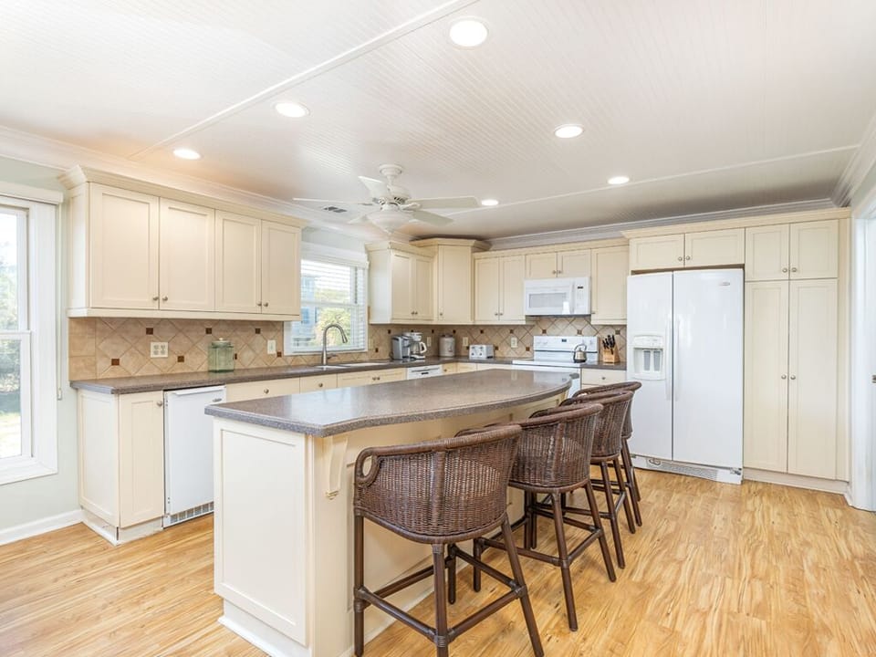 Full Kitchen w/ Island Seating