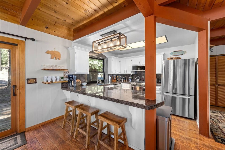 Kitchen with breakfast bar