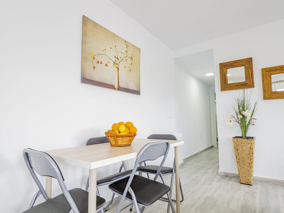 Enjoy the dining room of this rural house in Cártama