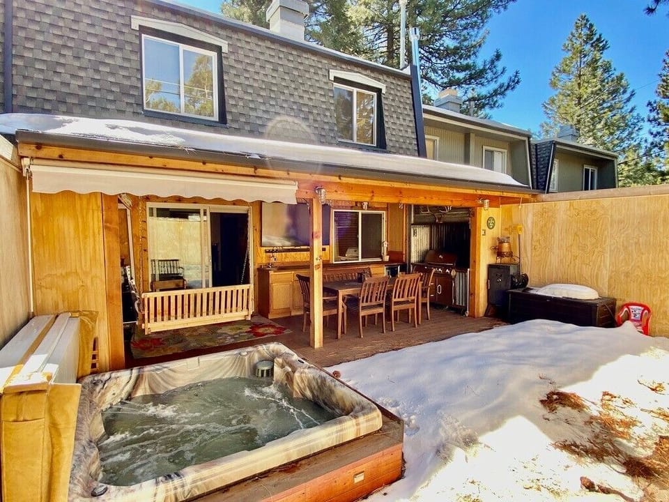 Back patio/ heater/ dinning area/ smart TV/ BBQ/ jacuzzi