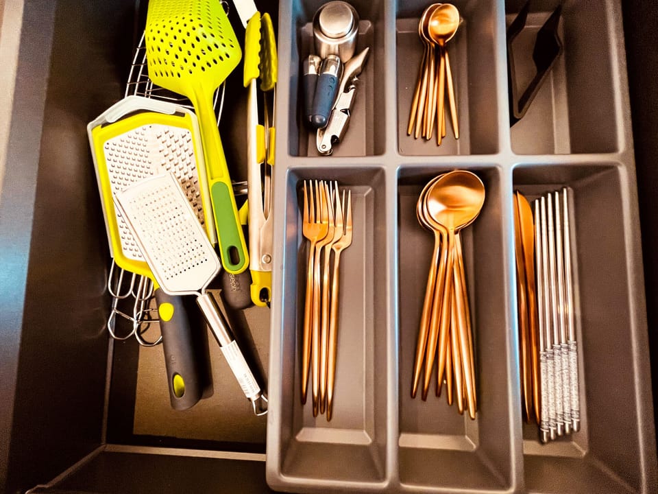 The modern kitchen equipment also includes quality cutlery with everything you need to cook a great meal.